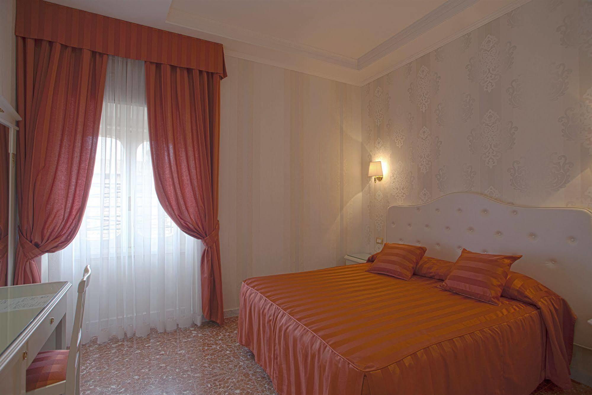 Navona Queen Rooftop Gasthof 2*